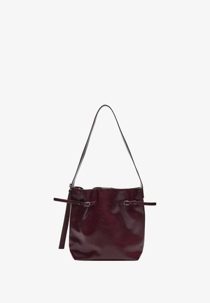 Burgundská kožená kabelka s hladkou strukturou, nastavitelným ramenním popruhem a podrobnými akcenty, s dvěma bočními popruhy pro uzavření.