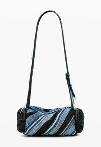 Bolso de hombro de mezclilla, con diseño retorcido de rayas azules y negras, textura suave y detalles con cremallera. Incluye correa ajustable.