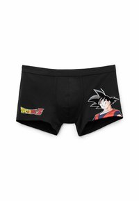 Svarta bomullshorts med gummisnodd som har en grafik av Goku från Dragon Ball Z på vänster ben, tillsammans med röd och gul textlogotyp.