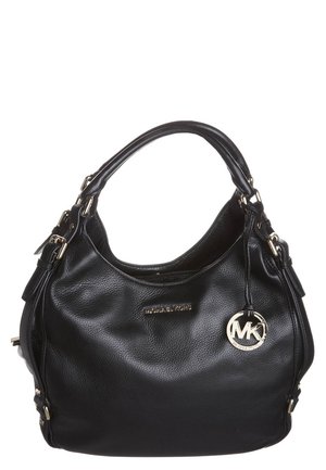 Sac à main Michael Kors en cuir noir avec une bandoulière unique, des ferrures dorées et un pendentif rond avec le logo MK suspendu sur le côté avant droit.