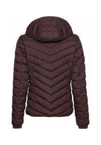 Bordeauxroter Puffer-Jacke mit Kapuze, die ein Chevron-Steppmuster, einen Reißverschluss und elastische Bündchen aufweist. Aus glattem, leichtem Material.
