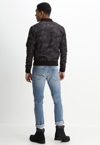 Alpha Industries Blusão aviador - black camo