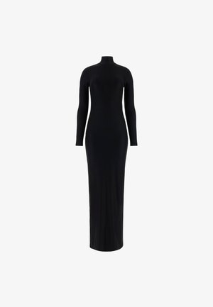 Schwarzes, langärmeliges Kleid mit hohem Kragen aus glattem Stoff; figurbetonte Silhouette mit langem Design. Keine sichtbaren Muster oder Akzente.