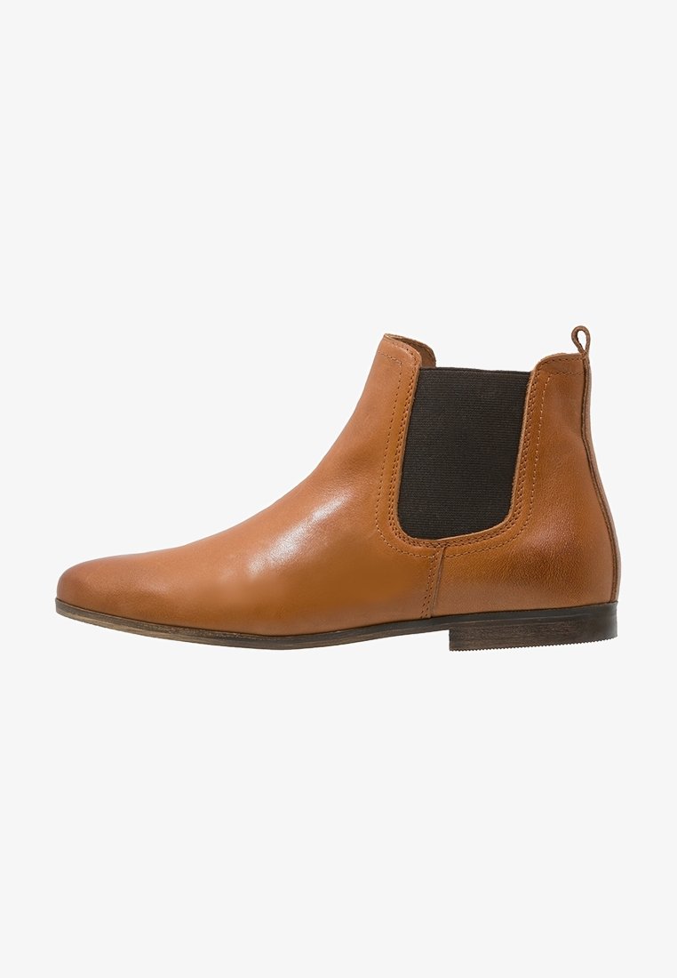 Botte Chelsea en cuir fauve avec panneaux latéraux élastiques noirs et petit talon empilé, vue de profil droit.