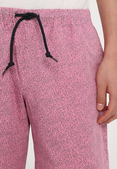 Roze shorts van een gestructureerde, patroonstof met grijze lijnen. Elastische tailleband met een zwarte trekkoord. Lichtgewicht en casual ontwerp.