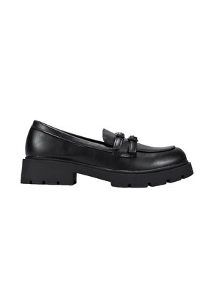 Mocasín negro de cuero con suela gruesa y acanalada y detalle de doble hebilla en la parte superior, mostrado de lado sobre fondo blanco.