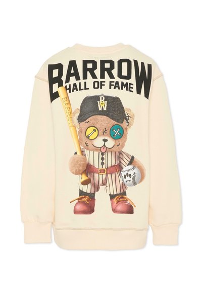 Felpa color crema con un orso cartone animato in tenuta da baseball, con accenti vivaci, che tiene una mazza e una palla, con la scritta "BARROW HALL OF FAME".