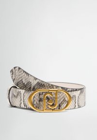 Ceinture avec un motif en peau de serpent gris et beige, dotée d'une boucle ovale en or avec un détail de logo. Texture lisse et bords arrondis.