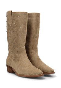 Botas altas de ante sintético en tono beige, con tachuelas plateadas a los lados, puntera afilada y un tacón bajo apilado. Textura suave, diseño sencillo.
