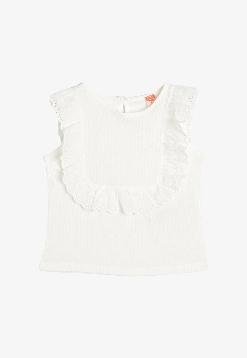 Hvid ærmeløs top med tekstureret stof, der har en stor bølget blondekant omkring halsudskæringen og en lille åbning i ryggen.