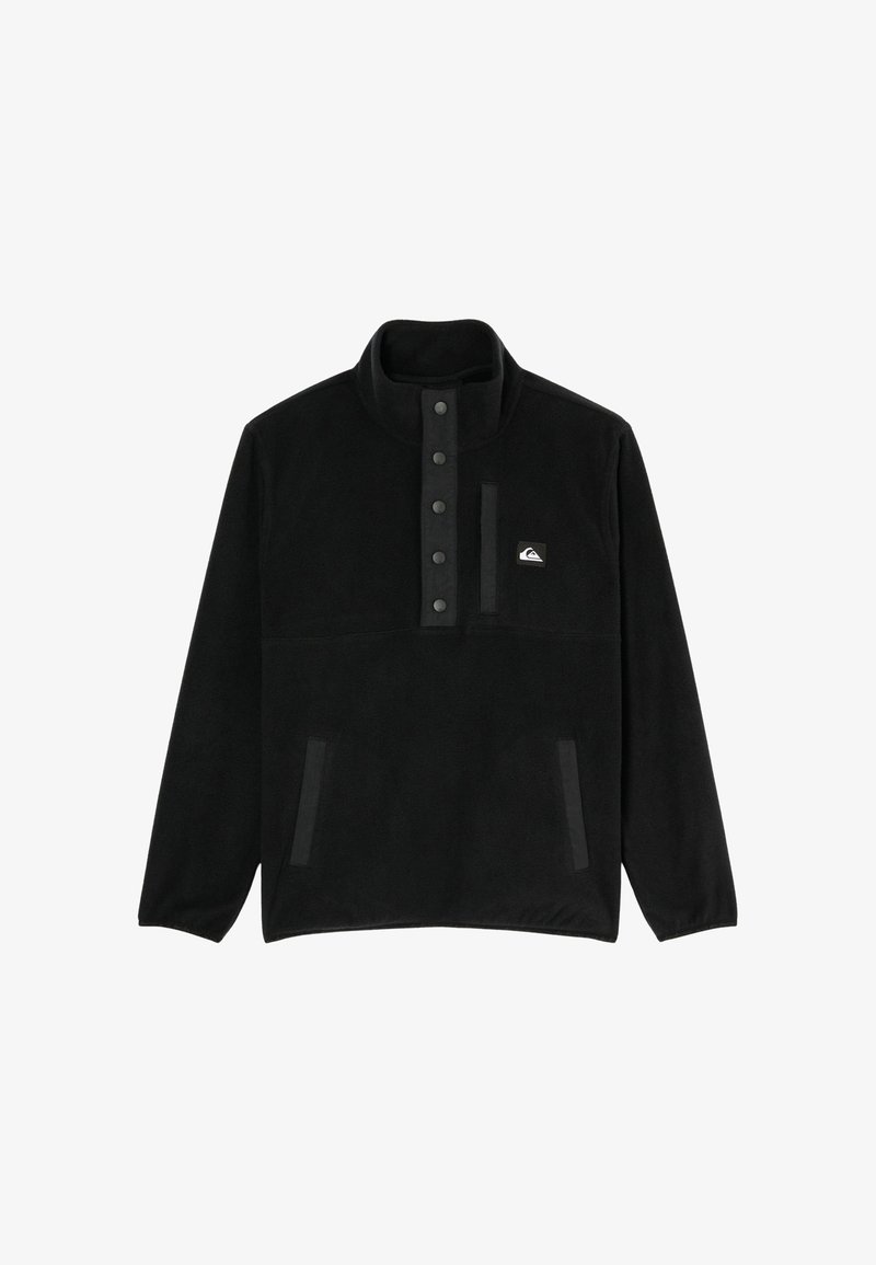 Jersey polar negro de manga larga con botones a presión, cuello alto, dos bolsillos y un pequeño logotipo en el lado izquierdo del pecho. No hay personas presentes.