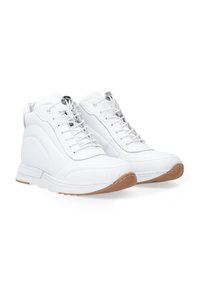 Weiße Leder-Hochtop-Sneaker mit strukturierten Oberflächen, silbernen Ösen, flachen Schnürsenkeln und einer Gummisohle. Einfaches Design mit minimalen Akzenten.