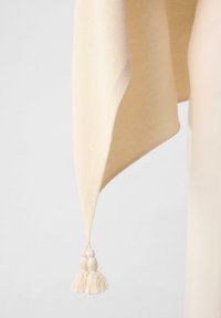 Beige sjaal met een zachte textuur, een langgerekt, taps toelopend ontwerp en twee decoratieve franjes aan één uiteinde.