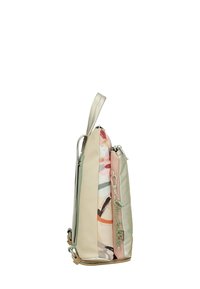Bolso de mano multicolor que presenta una mezcla de materiales en crema, rosa y verde, con un patrón abstracto único y acentos de herrajes metálicos.