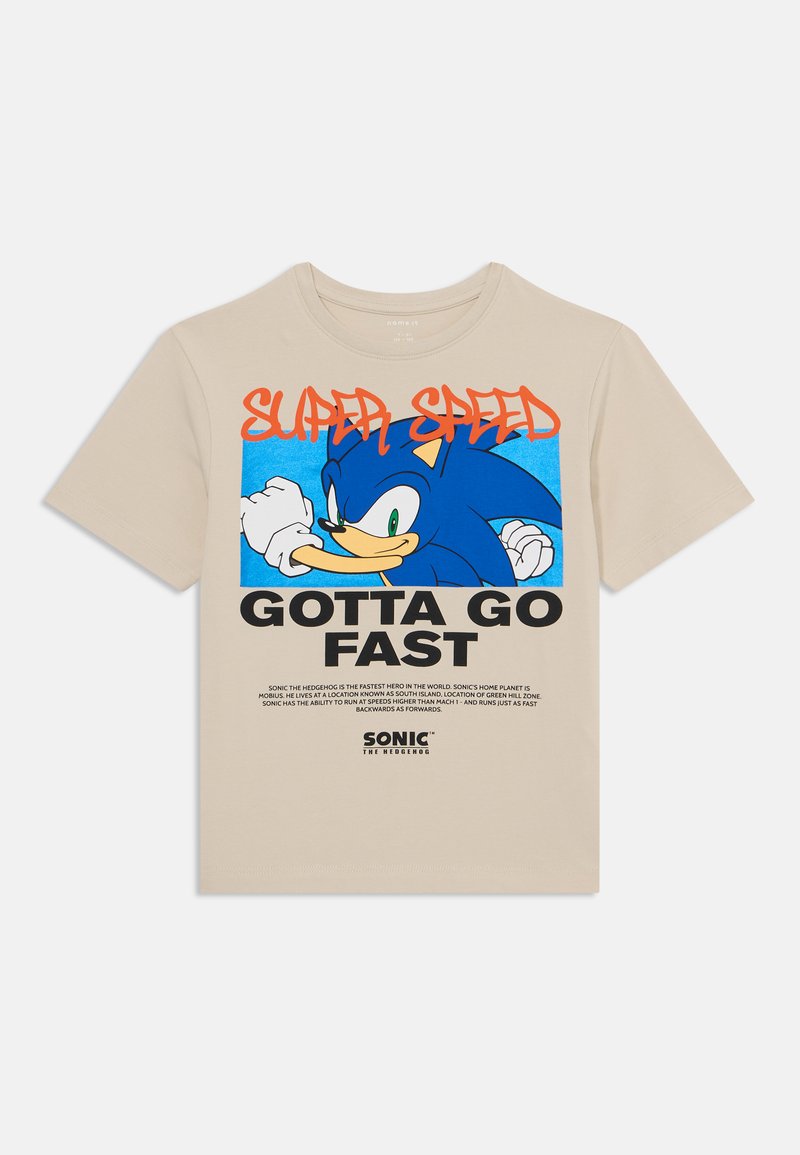 Bežs kokvilnas T-krekls ar Sonic the Hedgehog grafiku, uzraksts "SUPER SPEED" sarkanā krāsā, apakšā drosmīgajā melnajā tekstā "GOTTA GO FAST", ar dzīvīgu zilu fonu.