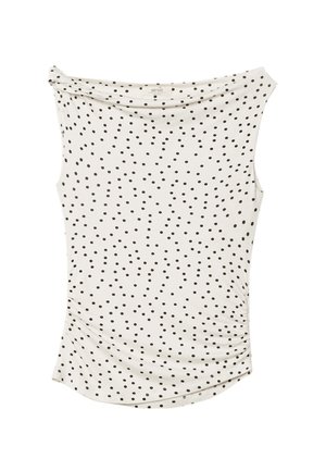Off-white ærmeløs top med sorte prikker, blødt stof, rynkede sider og en draperet halsudskæring. Bunden af tøjet har en buet kant.