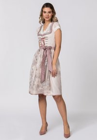 Knielanges Kleid aus hellrosa Satin mit kurzen Spitzenärmeln, dekorativen Knöpfen und einem satinartigen Gürtel mit Schleife. Verfügt über florale Stickerei am Saum.