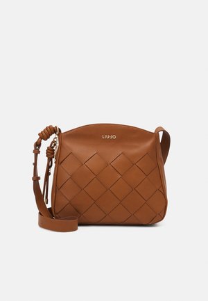 Bolso bandolera de cuero marrón con patrón tejido, correa ajustable con nudos y nombre de la marca "LIU JO" en el frente.