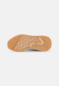 Suela de zapato Adidas con un diseño de goma texturizada en naranja, con recortes hexagonales y texto de marca a lo largo del borde interior.