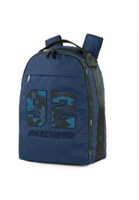 Mochila azul marino con patrón de camuflaje, bordado "92", bolsillo frontal con cremallera, correas acolchadas y tejido texturizado. Detalles en negro.