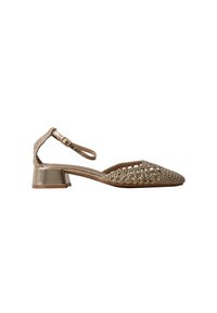 Chaussure pour femme à petit talon avec dessus tissé en métal doré et fine bride de cheville avec boucle sur fond blanc.