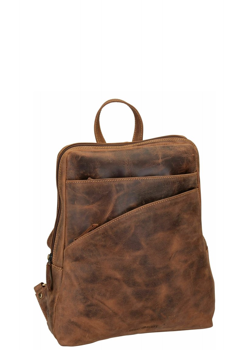 Sac à dos en cuir marron au design élégant, avec une poignée supérieure, une fermeture zippée et une poche avant avec un rabat incliné. Finition texturée.