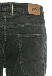 Dunkelgrüne Cordhosen mit einem Leder-Logo-Patch, gestickter Gesäßtasche und strukturiertem Stoff.