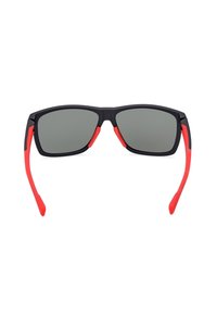 Černé plastové sluneční brýle s šedými skly, vybavené červenými gumovými akcenty na ramenou a flexibilními konci nožiček pro pohodlí.
