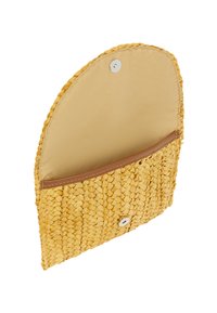 Vävd halmväska i gult med en slät beige insida. Har en rundad topp och ett snap-stängning med en silverknappdetalj.