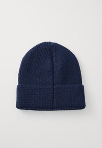 Mørkeblå strikket lue med brettkant, vist liggende flatt på en hvit bakgrunn.