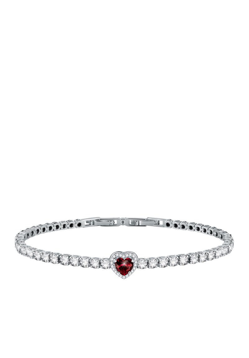 Bracciale in argento con un gemma rossa a forma di cuore al centro, circondata da piccole pietre trasparenti disposte in una linea continua.