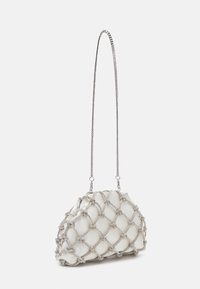 Witte zachte clutch tas met zilveren kettingriem en zilveren parelnet overlay, tentoongesteld tegen een effen witte achtergrond.