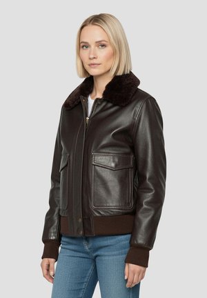 Brun læderjakke med en struktureret pelskrave, lynlås foran, to store klaplommer og ribbede manchetter og kant.