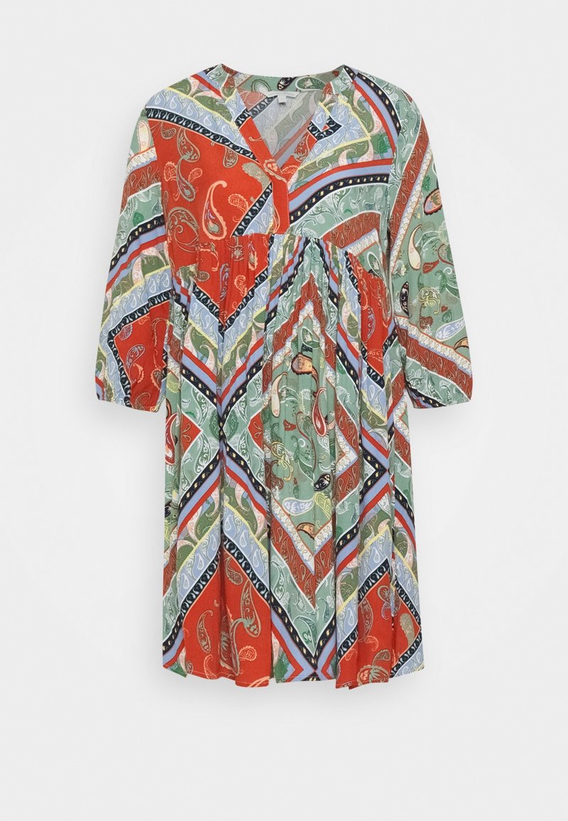 Robe à motifs rouges et verts avec un décolleté en V, des manches trois-quarts et une taille froncée. Présente des rayures diagonales et des motifs paisley.