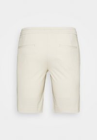 Svetle barevné kraťasy ke kolenům s hladkým povrchem, které mají dvě zadní kapsy a uvolněný design pasu.