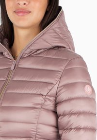 Roze pufferjack met een hoge kraag, voorzien van verticale quiltsecties, een volledige rits en een ronde logopatch op de linker mouw.