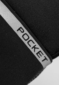 Schwarzer Stoffbeutel mit einem silbernen Akzentstreifen. Das Wort "POCKET" ist in fetter, schwarzer Schrift auf dem Streifen gedruckt. Die Textur ist glatt.
