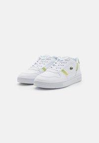 Sneakers bianche con accenti verdi e gialli, in pelle liscia, con dettagli perforati e suola in gomma testurizzata.