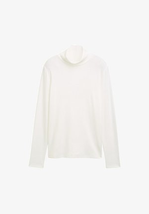 Bijela majica dugih rukava s visokim ovratnikom, opuštenog kroja, izrađena od mekog, laganog materijala.