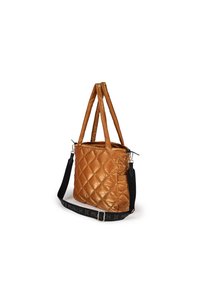 Bolsa de tote de nylon marrón acolchada con asas dobles, correa ajustable y acentos en negro. Presenta un cierre superior de cremallera y un patrón de diamantes.