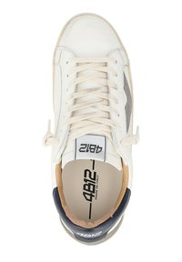 Sneaker en cuir blanc avec des lacets beiges, un talon bleu marine, un logo gris sur le côté, et "4812 Fabriqué en Italie" imprimé sur la semelle intérieure et l'étiquette de la languette.