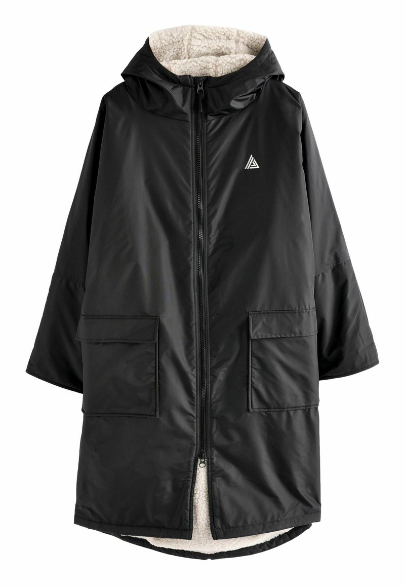 Zwarte buitenjas met gewatteerde voering, voorzien van een ritssluiting, capuchon en twee voorzakken. Zachte, gestructureerde binnenkant.