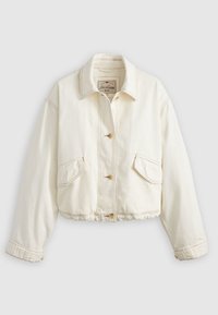 Avklippt vit denimjacka med två framfickor, knappstängning och kontrasterande beige sömmar. Mjuk textur och klassisk kragsdesign.