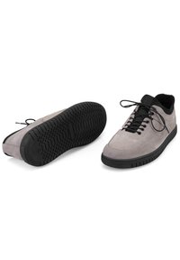Graue Wildleder-Schnürschuhe mit einer schwarzen Gummisohle. Verfügt über eine abgerundete Zehenpartie und strukturierte schwarze Akzente um Knöchel und Schnürbereich.