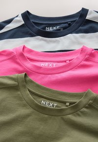 Tre vikta t-shirts med rund hals staplade: marinblå och vita ränder, enfärgad rosa och enfärgad olivgrön, alla med "NEXT"-märke.
