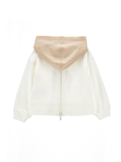 Giacca bianca con zip e cappuccio beige, con maniche lunghe e una texture liscia. Il design include una zip centrale e polsini a coste.