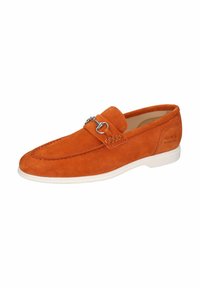 Mocassini in suede arancione con dettagli cuciti, un accento in fibbia argentata e suola in gomma bianca. Texture liscia e design a punta rotonda.