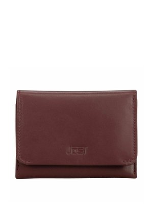 Bruine lederen portemonnee met klep en gegraveerd merkembleem in het midden van het voorpaneel tegen een witte achtergrond.