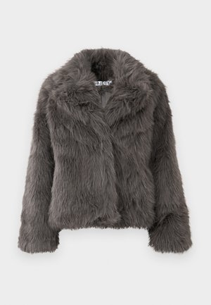 Faux fur jas in donkergrijs met een zachte textuur, brede kraag en lange mouwen. Heeft geen zichtbare sluiting en is ontworpen voor het dragen in lagen.