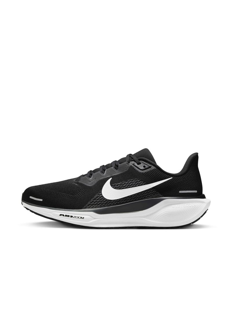 Chaussure de course noire avec une tige en mesh, swoosh Nike blanc, col rembourré et coussin d'air dans la semelle. Dispose d'une semelle extérieure en caoutchouc texturé.